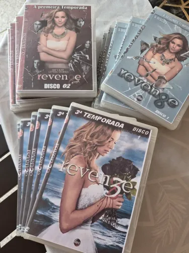 DVDs - série REVENGE... 1a, 2a e 3a temporadas. Cópias excelentes, numeradas, com capas.