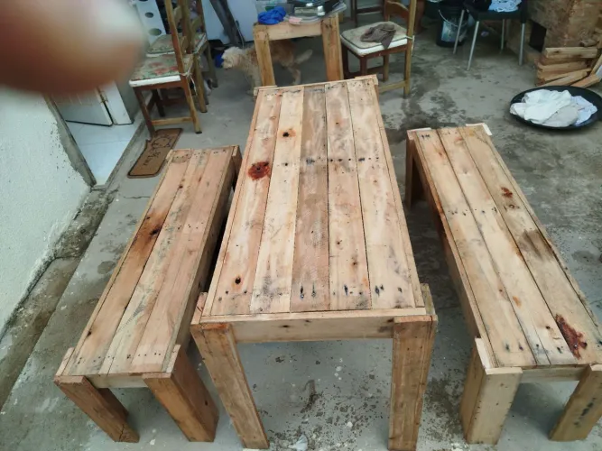Mesa de palete com bancos 