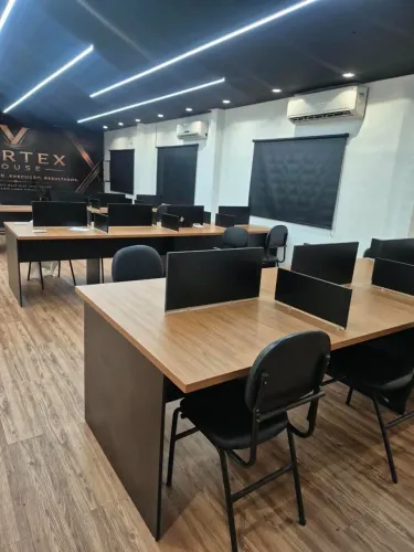 Mesa de escritório, Baias, estação de trabalho
