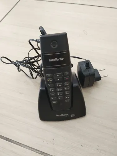 Kit de câmeras e alarme com telefone de mesa.