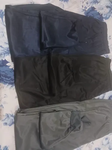 Calça jogger feminina com zíper nas cores preta, azul e cinza