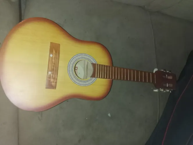 Cavaquinho acústico , OBS: só está sem as cordas