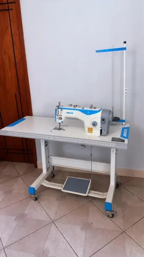 Máquina de costura seminova F4 Jack