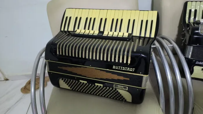 ACORDEON BUTTSTADT PROFISSIONAL 4 VOZ ANOS 60 ( MAQUINA DE SOM ). ACEITAMOS TROCAS 