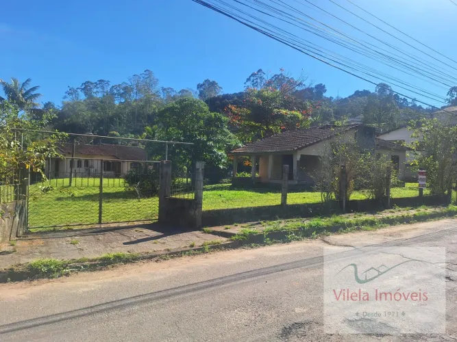 Casa estilo mini sitio com 2.700,00 m2 de terreno todo plano e gramado em Governador Porte