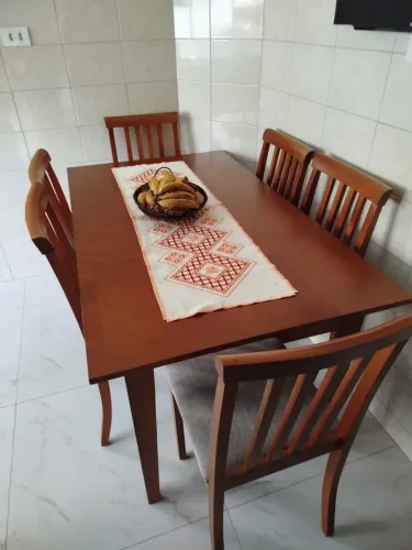 Jogo de mesa com 6 cadeiras