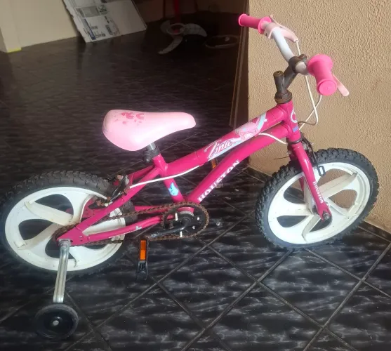 Uma bicicleta aro 20 infantil feminina na côr rosa $280