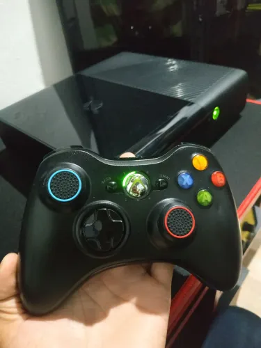 XBOX 360 SUPER SLIM EM PERFEITO ESTADO! COM 4 CONTROLES ORIGINAIS + 4 JOGOS MIDIA FÍSICA 