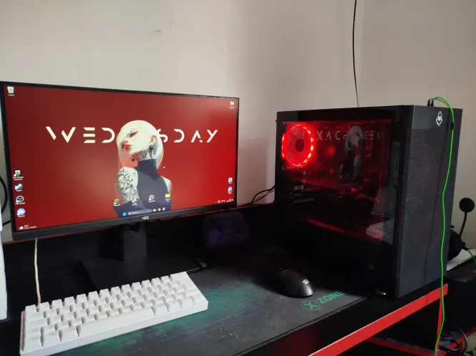 Vendo pc + mouse + teclado, LEIA
