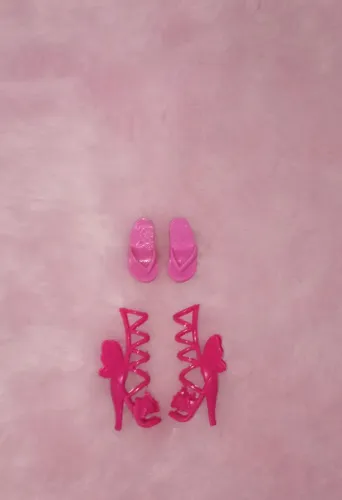 Lote de sapatos- chinelo da Merliah e um da coleção "Segredo das Fadas".