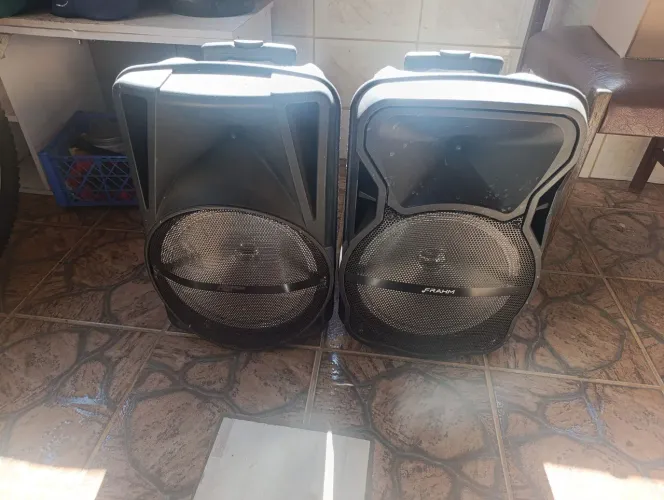 Duas caixas amplificadas
