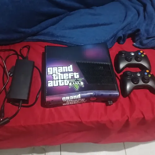 Vendo xbox 360 desbloqueado com dois controles