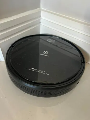Robô Aspirador de Pó Electrolux 3 em 1 com Sensor Antiqueda até 2h20 min Preto (ERB10)