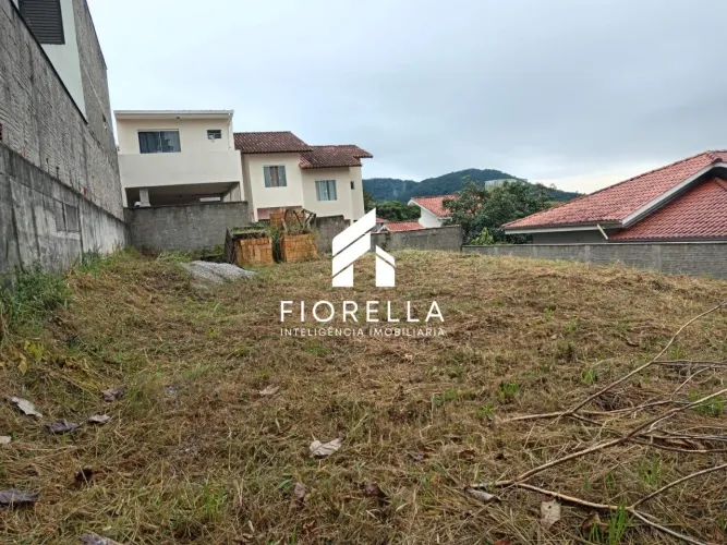 Terreno alto e murado, com 360m² no bairro Real Parque - São José/SC