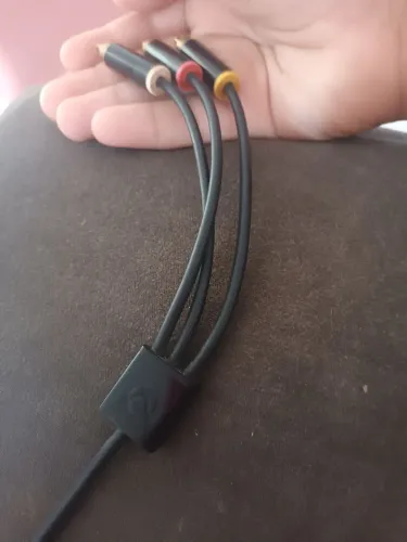 um cabo de áudio e vídeo AV RCA para Xbox 360 E (Super slim)