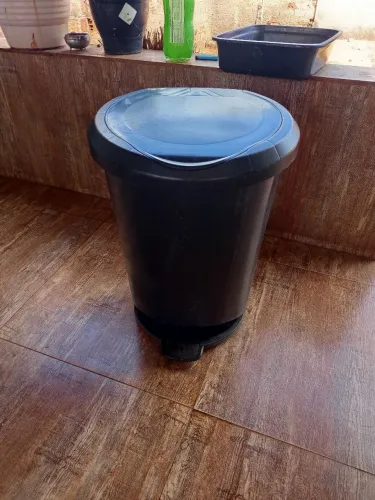 Lixeira de plástico