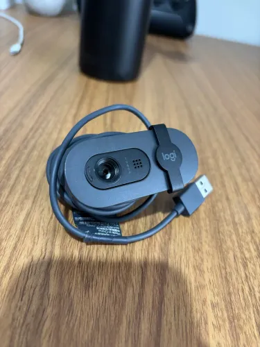 Webcan Logitech Brio 100 Full HD 1080p com microfone e proteção de privacidade