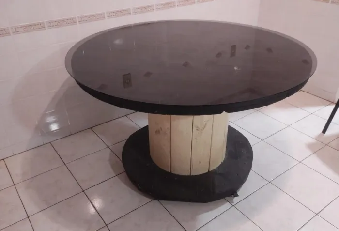Mesa de carretel rústica com vidro