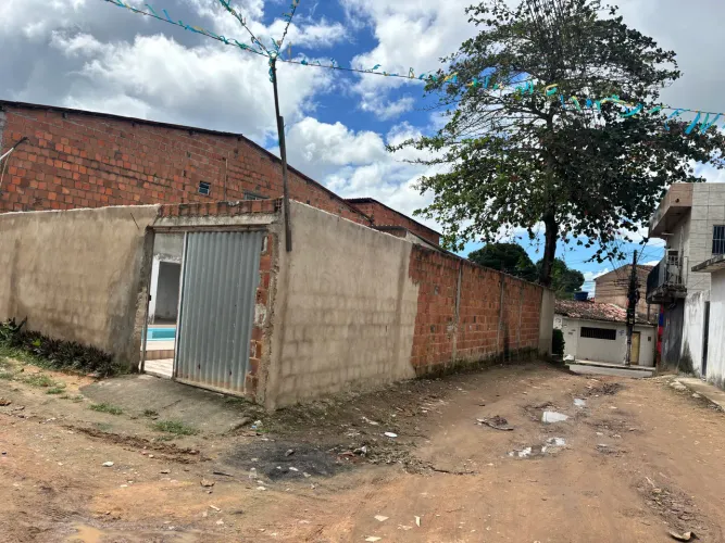 Vendo terreno com piscina e banheiros
