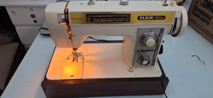 Máquina de costura Elgin Genius usada