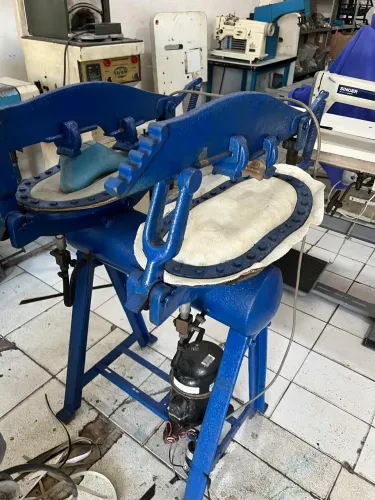 Máquina de prensar calçados e de cortar tiras !