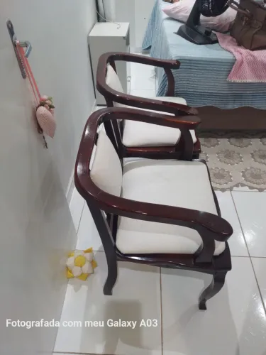 Vendo duas cadeiras madeira pura
