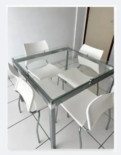 Mesa de aço com tampo de vidro 4 cadeiras em Otimo estado