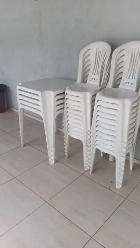 Alugamos mesas e cadeiras plásticas