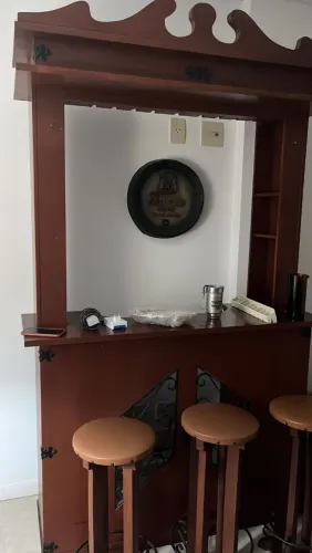 Bar com 3 Bancos madeira mácica em bom estado. 