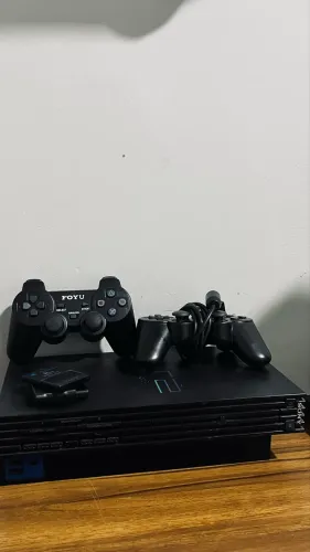 PLAYSTATION 2 FAT + 2 CONTROLES