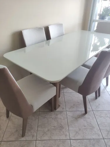Mesa com tampo de vidro com 6 cadeiras confortáveis