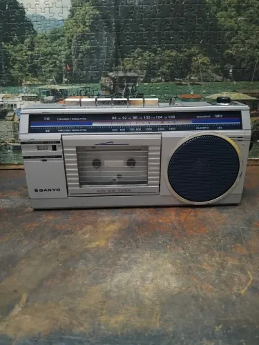 Radio Sanyo 1660 F , funcionando Lindo.