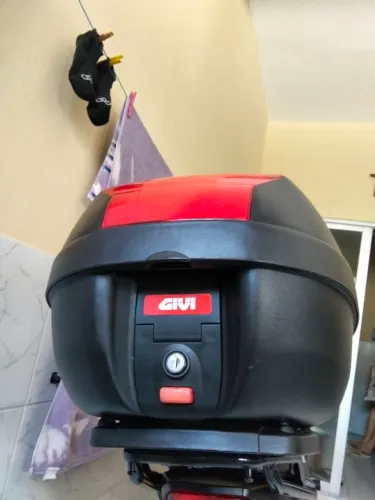 Vendo baú com suporte, mata cachorro, antena corta pipa e capacete