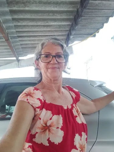 Eu trabalho de  saladeira  .contato. 9  *