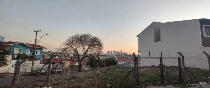 Terreno de esquina à venda Próximo ao Parque Taquaral