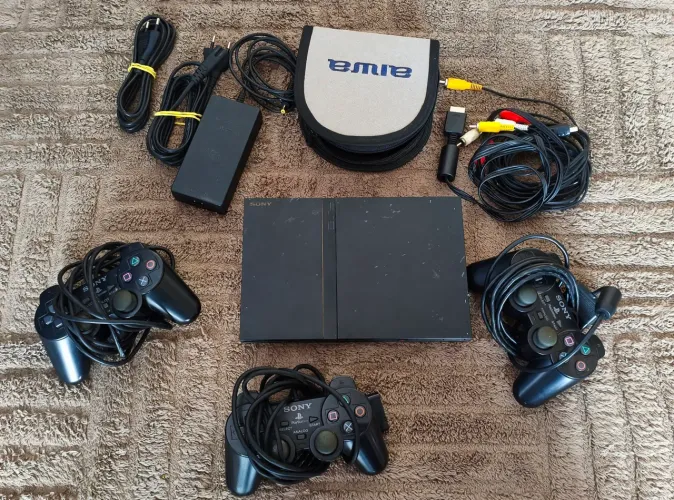 PS2 com 3 controles e dezenas de jogos 