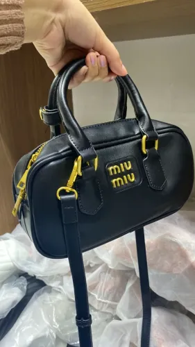 Bolsa Feminina de Ombros Miu Miu Arcadie - Couro liso Formato Bowling Ferragens Douradas
