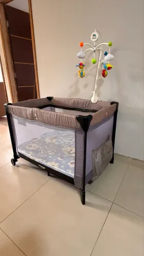 Berço portátil com colchão, móbile e mosqueteiro.