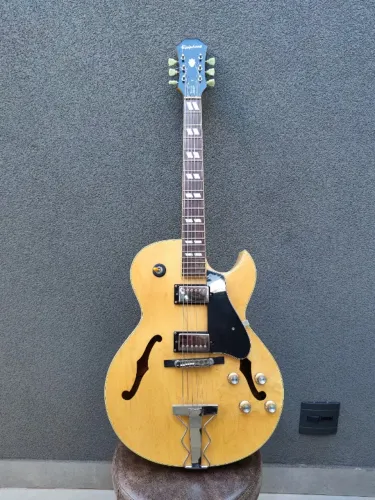 Guitarra Epiphone ES-175 Premium (Captadores Gibson USA Classic '57 de Fábrica)