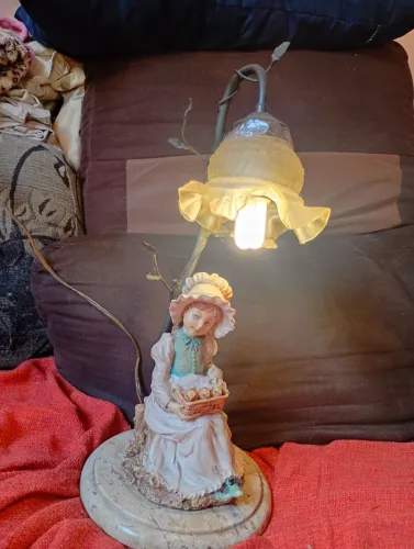 Escultura abajur vintage de camponesa resina italiana com base de mármore medida 44x20comp