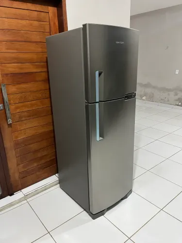 Geladeira nova ainda no plástico
