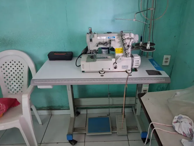 Máquina de costura Galoneira