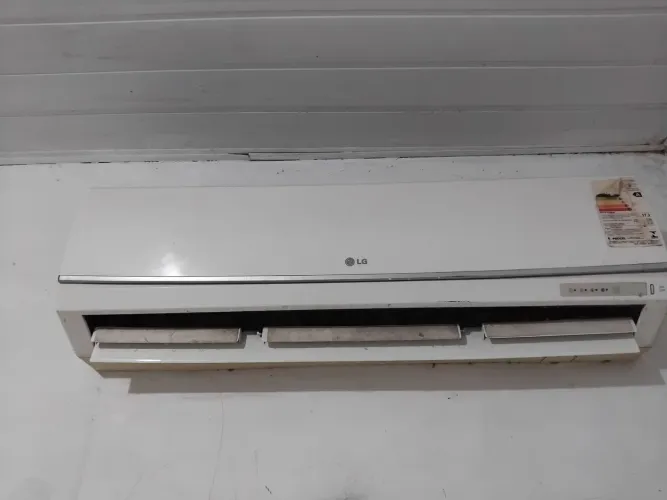 Vendo ar-condicionado LG 9 BTUS. 400 reais. Zap 98547-438 
