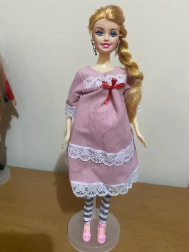Barbie grávida chinesa com bebê e Barbie Cinderela com vestido de baile de gala