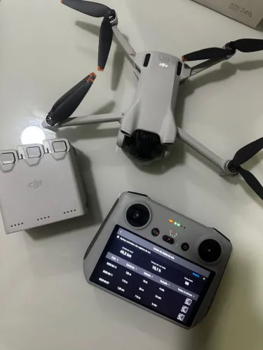 DJI Mini 3 Fly More Combo + Controle DJI RC (Tela Integrada)