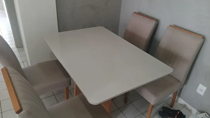 Conjunto mesa e cadeiras