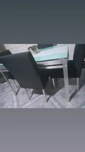 Mesa de aço inox com tampo de vidro e com 4 cadeiras