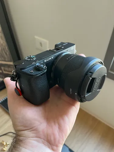 Câmera Sony a6300 + Lente Viltrox 15mm f1.7 (kit completo)
