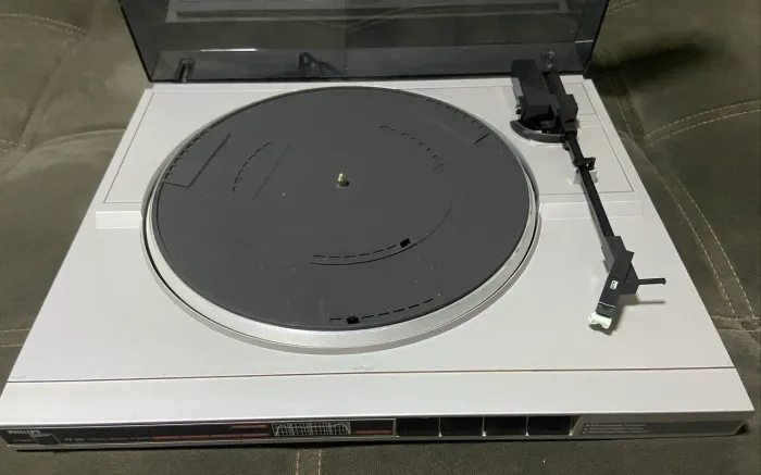 Toca discos Philips FP210 falta agulha. 