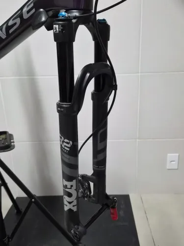 Suspensão Fox 32 performance Boost 15x110 com trava.